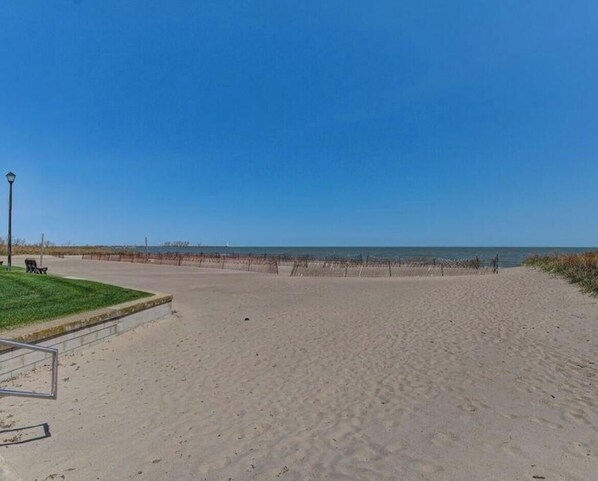 Nær stranden og strandhåndklær