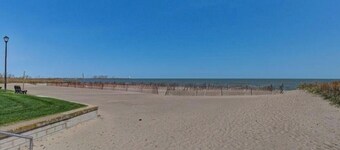 Huron Lake House Getaway at Old Homestead Beach = Beach & Chill