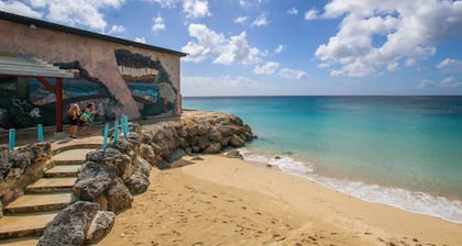 Large 4-bed Family Friendly Home with Pool Just 2 mins from Beach - Chindwin