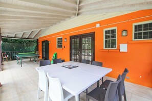 Outdoor dining