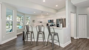 Refrigerador, horno, placa de cocina, cafetera/tetera