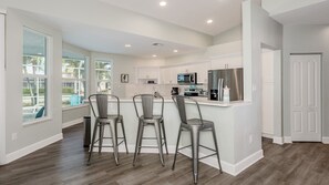 Kylskåp, ugn, spishäll och kaffe- och tebryggare