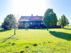 Exterior - Luxurious farm house! 5-bed, 4 bath, pool and spa. (Bonham)