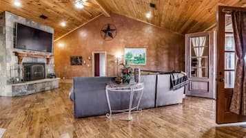 TV connectée, cheminée, espaces bureaux