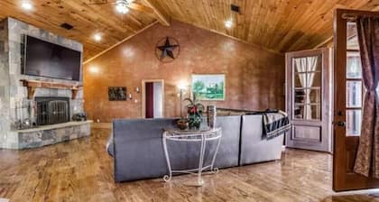 Luxurious farm house! 5-bed, 4 bath, pool and spa.