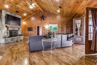 Luxurious farm house! 5-bed, 4 bath, pool and spa.