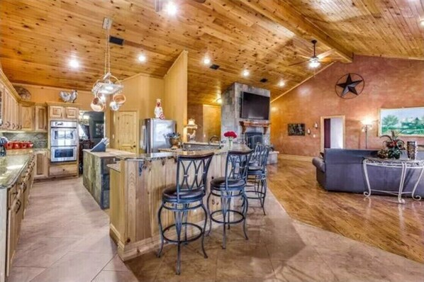 Interior - Luxurious farm house! 5-bed, 4 bath, pool and spa. (Bonham)