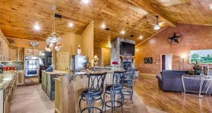 Luxurious farm house! 5-bed, 4 bath, pool and spa.