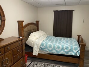 1 habitación, tabla de planchar con plancha, wifi y ropa de cama 