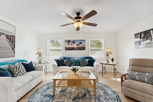Living area - Home by the Water: Nature Parks ~ 15 Miles of Trails~ Fire Pit ~ Boat Parking (Stuart)