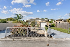 Property grounds - Home by the Water: Nature Parks ~ 15 Miles of Trails~ Fire Pit ~ Boat Parking (Stuart)