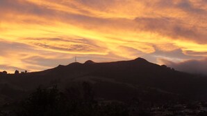 Una cordillera con cielo despejado y una torre de radio en la cima.