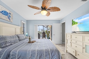 3 bedrooms, iron/ironing board, WiFi, bed sheets - Panoramic Water Views, Heated Saltwater Pool & Spa, Kayaks & Bikes- Villa Adena - Roelens Vacations (Cape Coral)
