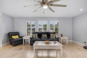 Una televisión, una chimenea