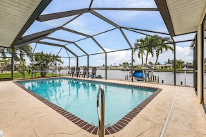 A heated pool - Panoramic Water Views, Heated Saltwater Pool & Spa, Kayaks & Bikes- Villa Adena - Roelens Vacations (Cape Coral)