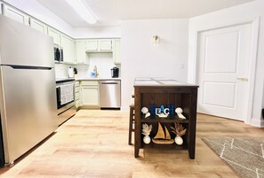 Fridge, microwave, oven, stovetop - 1 BR Walk to Shops, pool & Restaurants, 5 min to Beautiful Beaches! Full Kitchen (Miramar Beach)