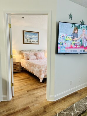 1 bedroom, iron/ironing board, free WiFi, bed sheets - 1 BR Walk to Shops, pool & Restaurants, 5 min to Beautiful Beaches! Full Kitchen (Miramar Beach)