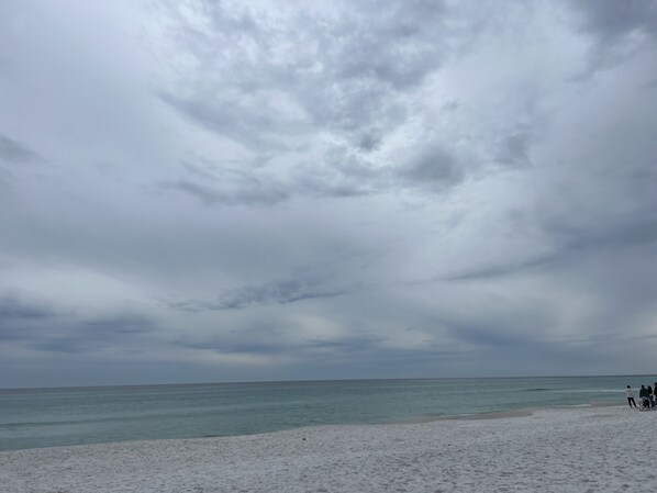 Beach - 1 BR Walk to Shops, pool & Restaurants, 5 min to Beautiful Beaches! Full Kitchen (Miramar Beach)