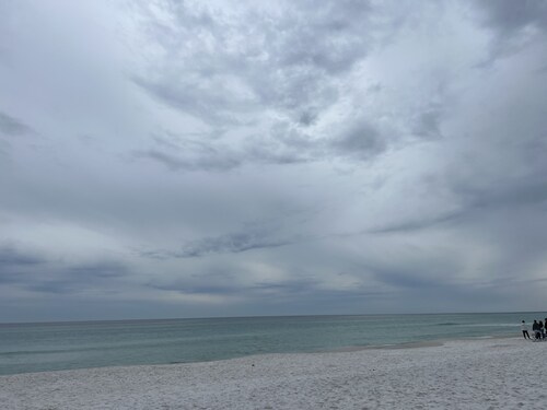 1 BR Walk to Shops, pool & Restaurants, 5 min to Beautiful Beaches! Full Kitchen