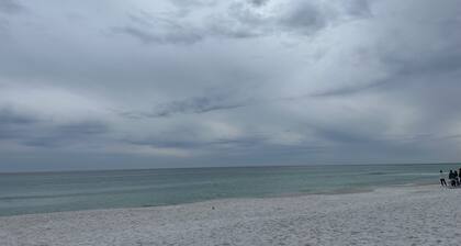 1 BR Walk to Shops, pool & Restaurants, 5 min to Beautiful Beaches! Full Kitchen