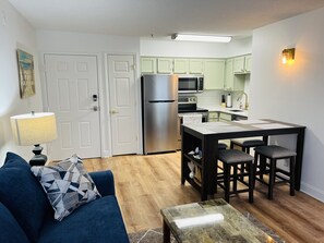 Interior - 1 BR Walk to Shops, pool & Restaurants, 5 min to Beautiful Beaches! Full Kitchen (Miramar Beach)