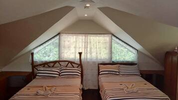 5 bedrooms, iron/ironing board, WiFi, bed sheets