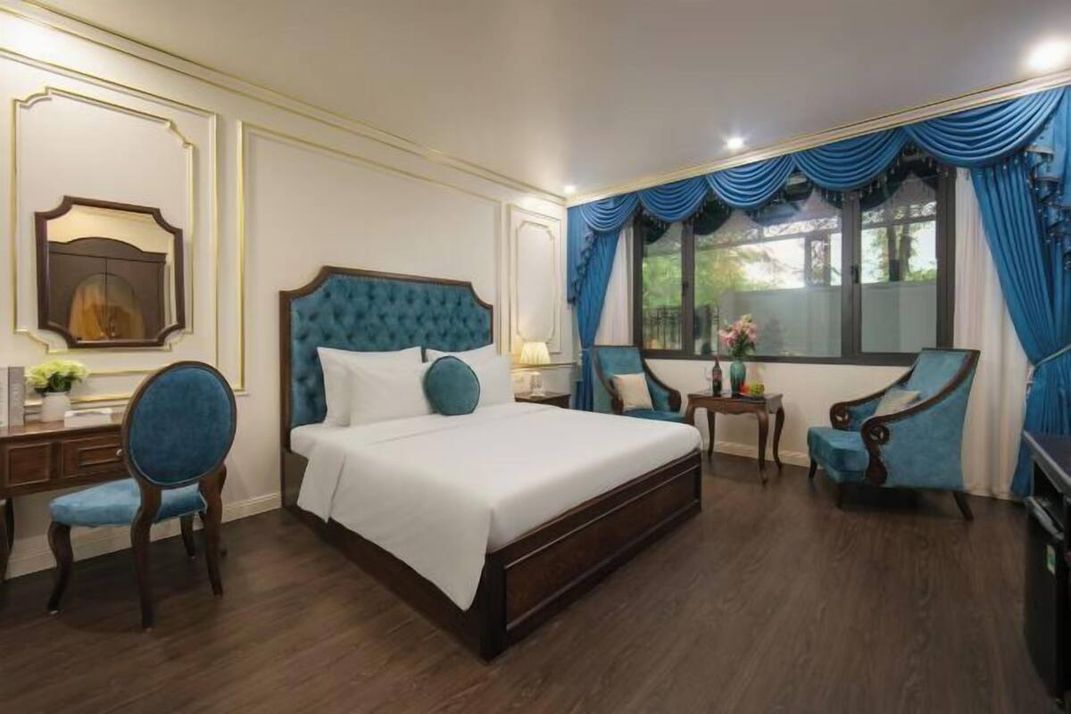 Luxe beddengoed, een minibar met enkele gratis items, een bureau