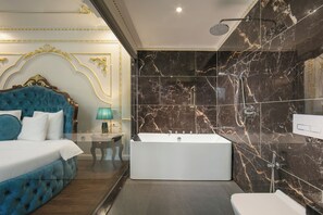 ห้องซูพีเรียสตูดิโอสวีท | ห้องน้ำ | เรนชาวเวอร์, ของใช้ในห้องน้ำฟรี, ไดร์เป่าผม, รองเท้าสวมภายในห้อง