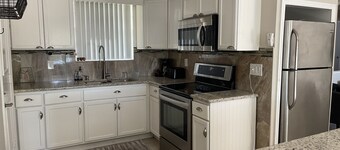 Tranquility on a Lake House- 3 miles from Weeki Wachee River