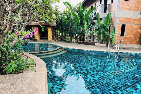 Una piscina al aire libre