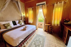 Habitación Deluxe doble | Decoración individual, escritorio, wifi gratis y ropa de cama