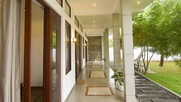 Deluxe Double Room, 1 Double Bed, Smoking, Lagoon View | Living area