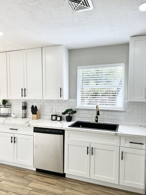 Kylskåp, mikrovågsugn, ugn och spishäll