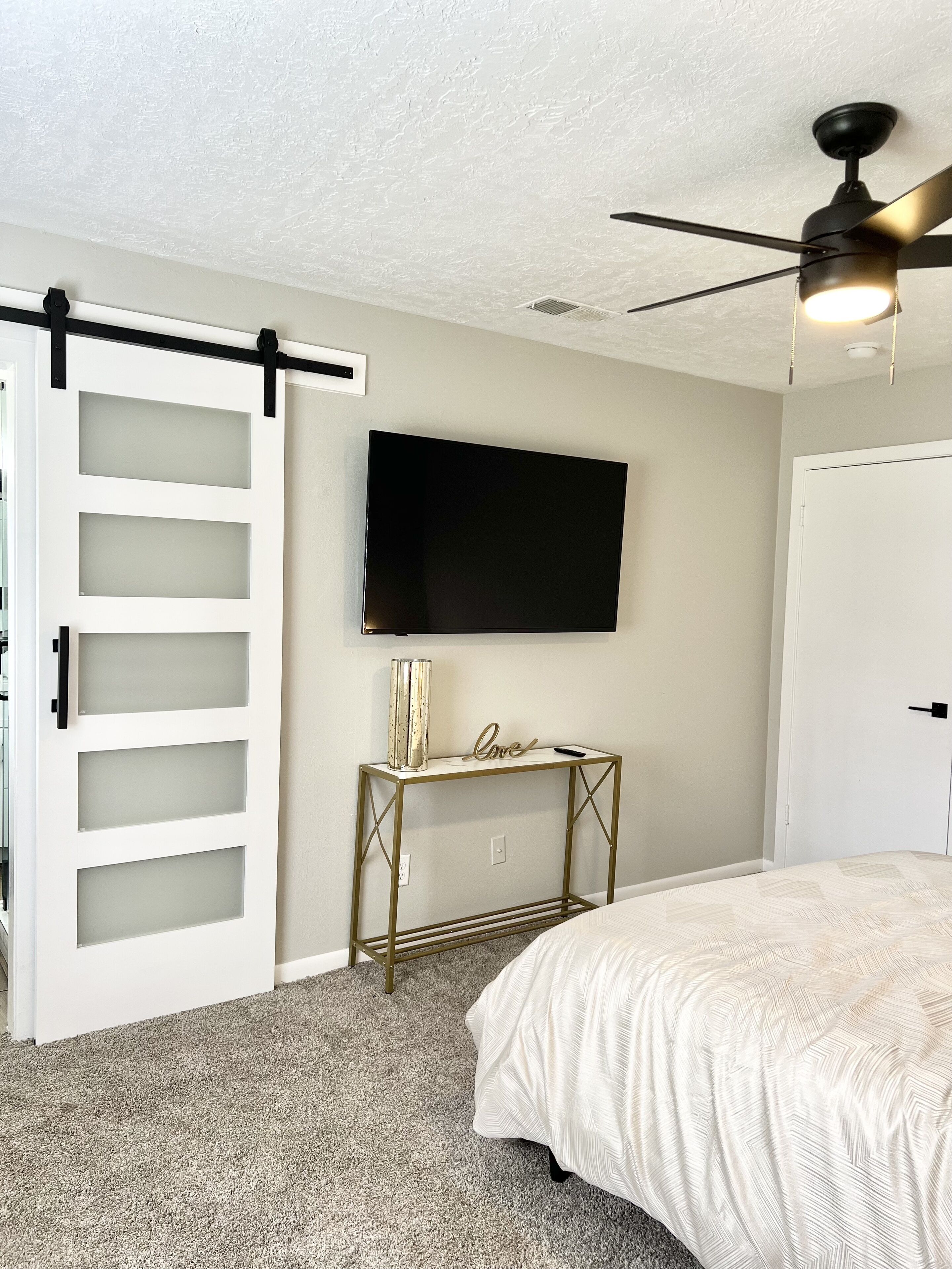 3 makuuhuonetta, työpöytä, silitysrauta/-lauta, vauvan matkasänky