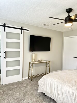 3 sovrum, skrivbord, strykjärn/strykbräda och resesäng