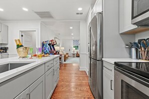 冷蔵庫、電子レンジ、オーブン、コンロ