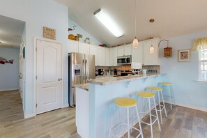 Kjøleskap, mikrobølgeovn, ovn og kokeplater