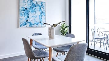 Deluxe Apartment | In-room dining