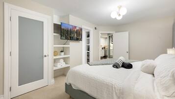 4 slaapkamers, een bureau, een strijkplank/strijkijzer, reisbedje