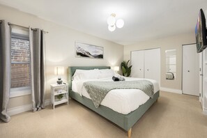 4 bedrooms, desk, iron/ironing board, travel cot