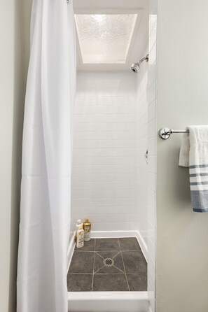 Dusche, Haartrockner, Handtücher, Seife