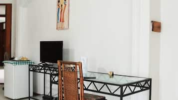 Perhehuone | 1 makuuhuone, minibaari, tallelokero huoneessa, työpöytä