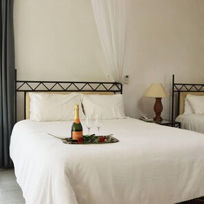 Minibar, coffres-forts dans les chambres, bureau