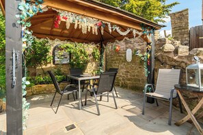 Outdoor dining - Historical Village Cottage -  Pet Friendly (Heysham)