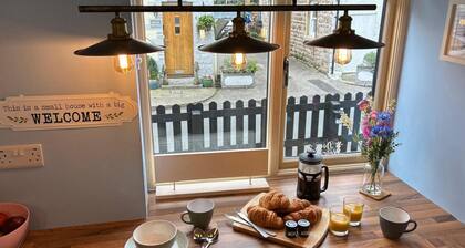 Historical Village Cottage - Pet Friendly
