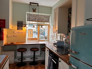 Een koelkast, een magnetron, een oven, een kookplaat