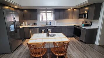 Standard Room | Shared kitchen | Full-sized fridge, microwave, oven, stovetop