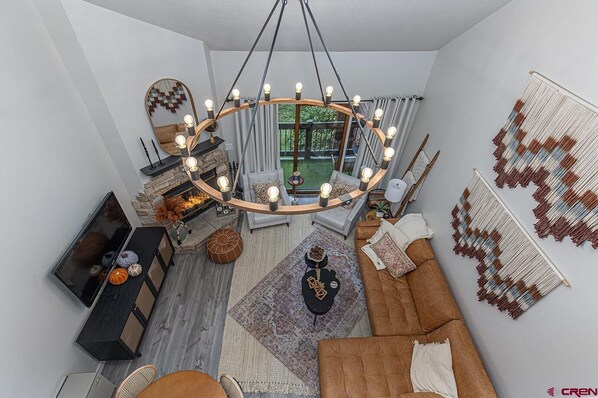 Télévision, cheminée, lecteur de DVD