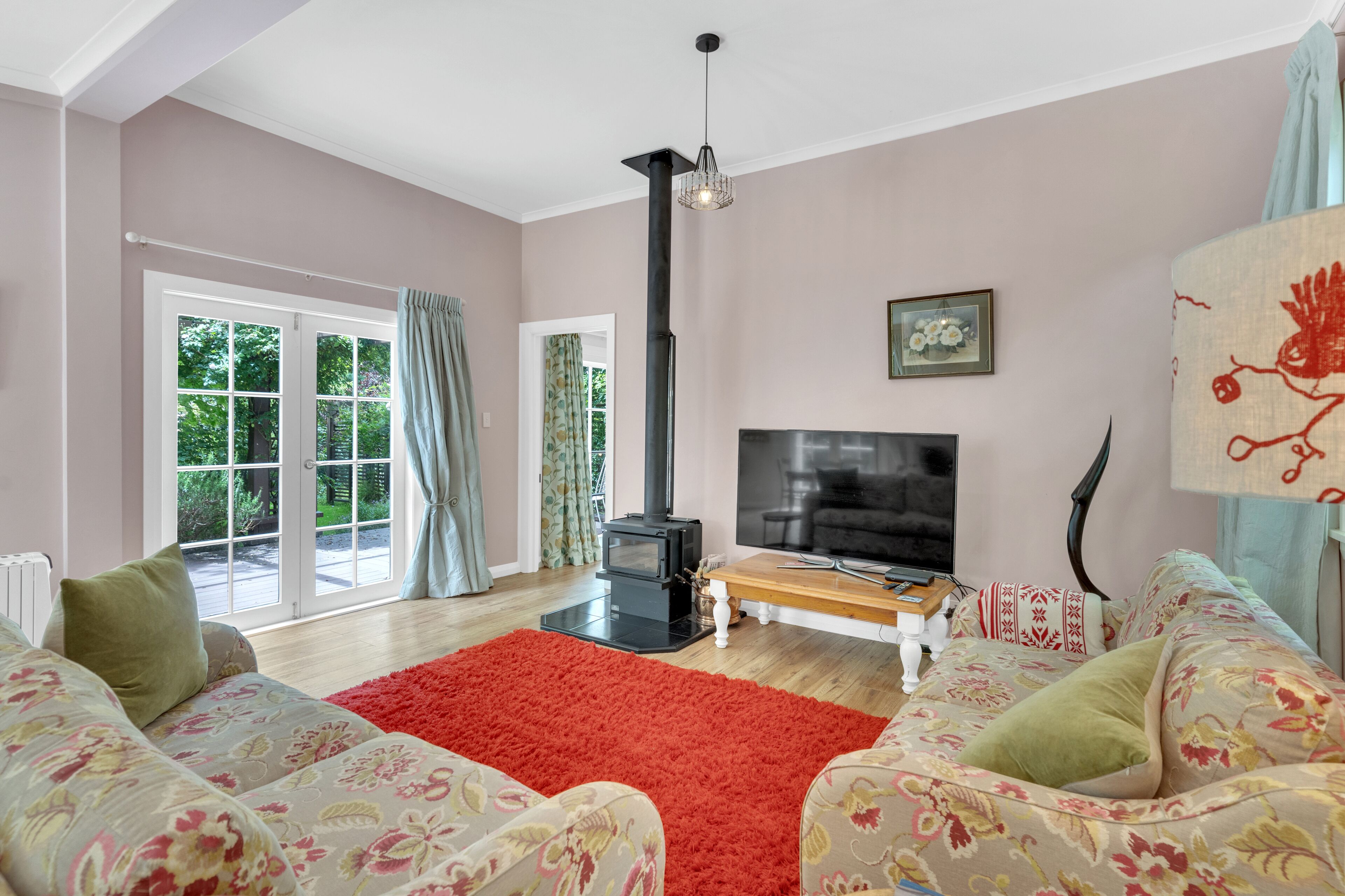 Smart-tv och eldstad