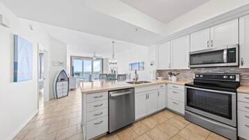 Réfrigérateur, micro-ondes, four, plaque de cuisson